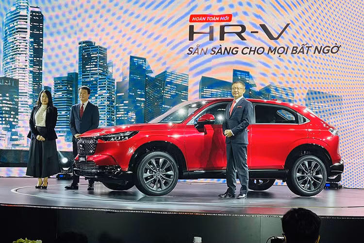  Honda HR-V 2022 mới vừa chính thức ra mắt thị trường Việt. Mẫu xe có sự “lột xác” về ngoại hình, đi kèm hàng loạt trang bị cùng nhiều nâng cấp đáng chú ý. Theo công bố, Honda HR-V 2022 sẽ phân phối tại thị trường Việt Nam với 2 phiên bản là L và RS mới, loại bỏ phiên bản G. Mẫu xe mới này sẽ tiếp tục được nhập khẩu nguyên chiếc từ Thái Lan. 