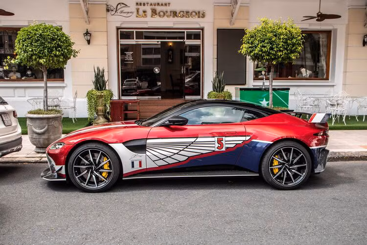 Trước đó, một chiếc siêu xe Aston Martin V8 Vantage màu đỏ với tùy chọn y hệt xe của Minh "Nhựa" mua chính hãng được rao bán khiến không ít người cho rằng đại gia này muốn dọn chỗ chiếc xe Anh quốc để đón siêu xe đến từ Đức là Mercedes-AMG GT R phiên bản Pro.
