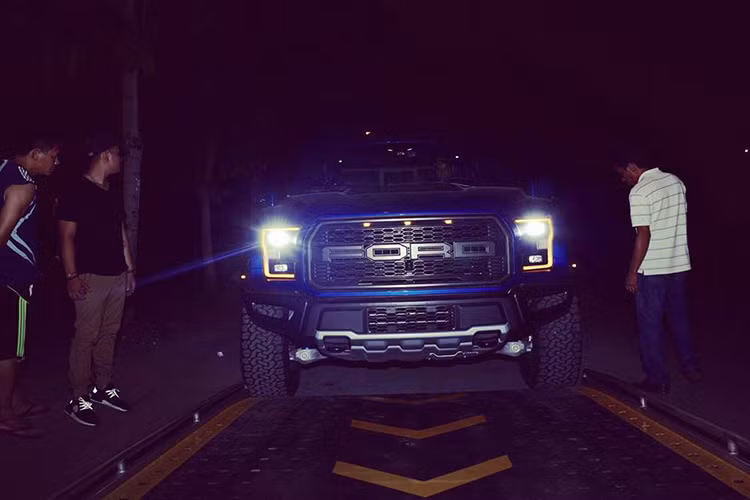 Theo chia sẻ của chủ nhân chiếc F150 Raptor 2017 vừa về Việt Nam, thì vào cuối năm 2016, ban đầu anh định chọn phiên bản F150 Platinum hay Limited rồi sau đó độ thêm một số phụ kiện Offroad. Tuy nhiên, sau khi tham khảo giá bán của 2 phiên bản trên với bản Raptor không chênh lệch nhiều nên anh đã quyết định đặt mua F150 Raptor 2017.