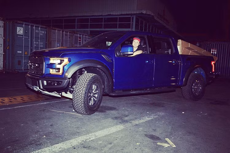 Thông tin về việc Ford F150 Raptor 2017 sẽ có mặt tại Việt Nam trong đầu năm 2017 cách đây ít lâu khiến giới mê xe trong nước “bán tín bán nghi” bởi chiếc bán tải hiệu năng cao này mới chỉ bắt đầu bán ra tại Mỹ vào đầu tháng 01/2017 với số lượng không nhiều. Tuy nhiên, đúng như thông tin trước đó, chiếc F150 Raptor đã cập bến Việt Nam và vừa được khui công tại cảng Cát Lái vào tối qua (17/04/2017).