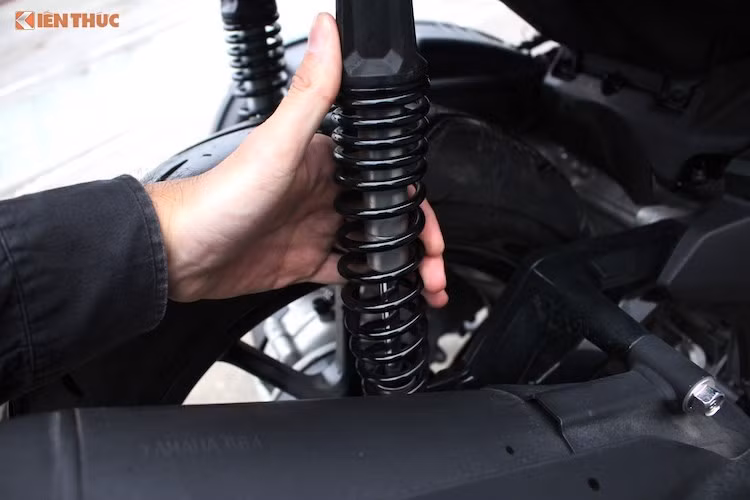 Ngay sau khi câu trả lời của Yamaha Việt Nam được đưa lên đã vấp phải phản ứng gay gắt của người tiêu dùng. Nhiều người tỏ rất thất vọng và cho rằng kết luận này không mang tính cầu thị. Theo Anh Đình một người mua xe NVX tại TP HCM cho biết, việc hệ thống giảm xóc kêu cọt kẹt rất khó chịu dù mới sử dụng chưa đến 3.000 km mà hãng nói là hoàn toàn bình thường thì phải xem xét lại.