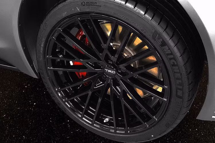 Chỉ chưa đầy 1 tháng sau khi huyền thoại Toyota Supra mới chính thức xuất hiện, TRD đã vừa công bố mẫu xe độ ý tưởng mang tên GR Supra Performance Line tại triển lãm Osaka Auto Messe ở Nhật Bản.