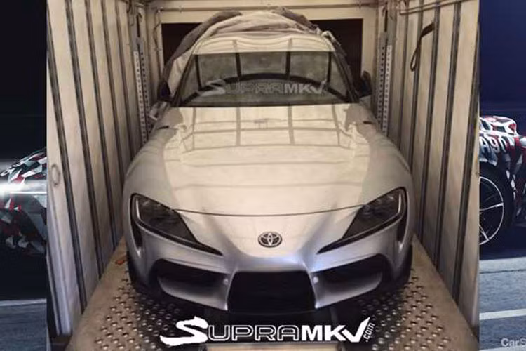 Tại Nhật Bản, Toyota Supra 2020 mới còn được trang bị động cơ 2.0l 4 xi-lanh thẳng hàng tăng áp ở 2 model SZ-R và SZ. 2 phiên bản này của Supra lần lượt có hiệu năng 255 mã lực/400Nm và 189 mã lực/320Nm. Toàn bộ các phiên bản động cơ này đều chia sẻ chung với chiếc roadster mui trần BMW Z4 và nối với cầu sau thông qua hộp số tự động 8 cấp.