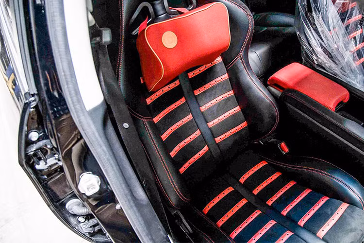 Ngoài ra xe còn sở hữu bộ ghế thể thao ôm sát người theo phong cách của siêu xe Ferrari. Toàn bộ nội thất được bọc lại với các chi tiết màu đỏ, đen theo kiểu thể thao nhưng vẫn "sẹc tông" với ngoại thất của chiếc xe.