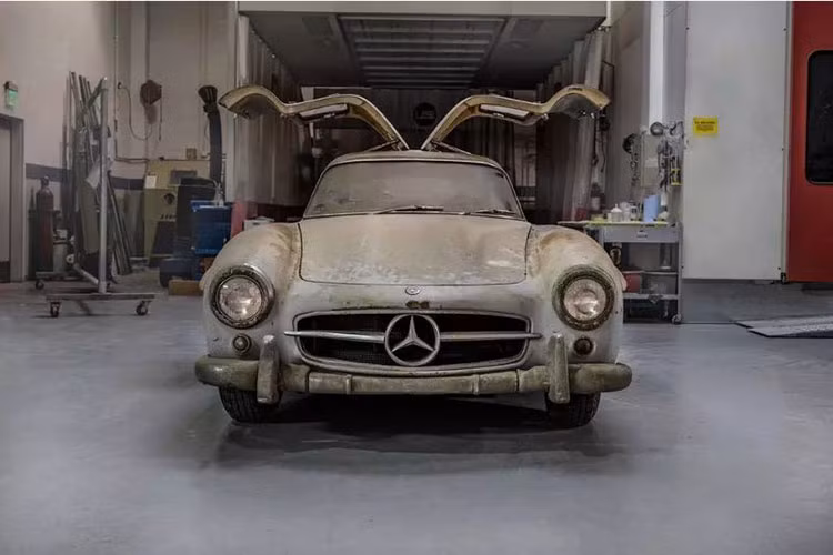 Ở hai mẫu xe Mercedes-Benz Gullwings 300SL cổ điển này, sức hấp dẫn nằm ở số khung, số máy liên tiếp nhau. Chiếc thứ nhất được tìm thấy vào cuối năm 2018. Số khung của nó là 43 được sản xuất vào năm 1954. 