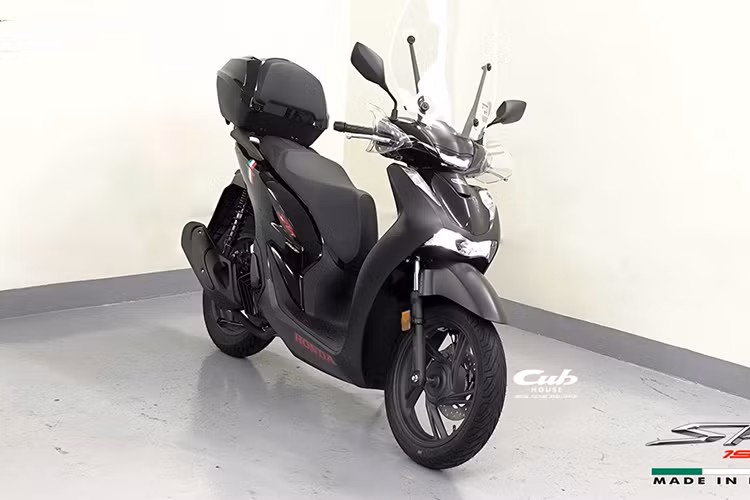 Theo giới mê xe, với thiết kế hiện đại, trang bị cao cấp và độ hoàn thiện ấn tượng, Honda SH150i Sport Edition 2025 không chỉ là phương tiện di chuyển mà còn là món phụ kiện thời trang thể hiện phong cách và đẳng cấp của các tay chơi Việt.