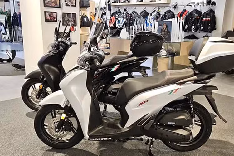Lô xe đầu tiên về Việt Nam có hai tùy chọn màu sắc là trắng và đen. Mức giá xe Honda SH150i Sport Edition 2025 bán ra công bố là hơn 200 triệu đồng, vượt xa mức giá của phiên bản SH Vetro 150cc nhập khẩu từ Ý trước đó (170 triệu đồng) và gấp đôi mẫu xe Honda SH160i phiên bản Thể Thao chính hãng (102,2 triệu đồng).