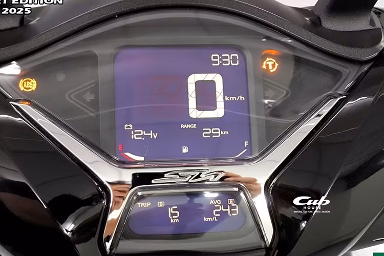 Mẫu xe ga Honda SH150i Sport Edition 2025 giữ nguyên thiết kế tổng thể đặc trưng của dòng SH nhưng tạo sự khác biệt với bộ tem thể thao và các chi tiết mang phong cách riêng.