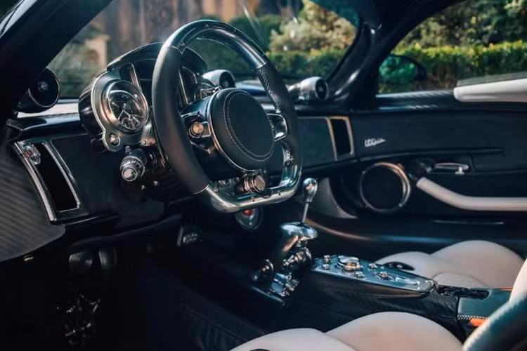 Về nội thất, khoang cabin của Pagani Utopia được thiết kế theo phong cách cổ điển với hàng loạt phím bấm và đồng hồ kim được mạ chrome bóng. Màn hình trung tâm đã được lược bỏ.