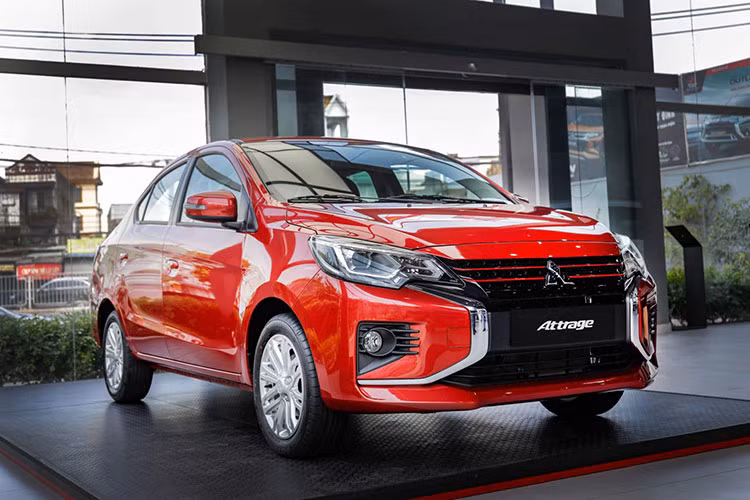 Mitsubishi Attrage tại Việt Nam là mẫu xe sedan hạng B giá hơn 350 triệu đồng hiếm hoi. Với giá này, Attrage thực sự là lựa chọn đáng tham khảo với những ai đang không biết 300 – 350 triệu mua được xe gì. Attrage được hãng Mitsubishi nhập khẩu nguyên chiếc từ Thái Lan. Trong lần nâng cấp gần nhất, xe có nhiều sự đổi mới bắt mắt hơn trước.