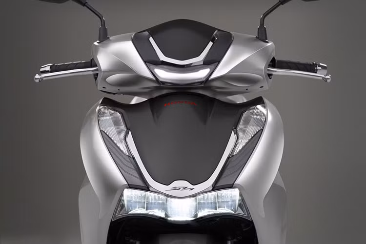 Trên Honda SH350i bản đặc biệt mới ra mắt, ngoại hình cùng các chi tiết không thay đổi so với bản thường - cụm đèn hậu LED trang trí với đường mạ chrome tạo điểm nhấn cho phần đuôi xe. Cụm đồng hồ LCD mới hiển thị tất cả các thông số, đèn báo về hoạt động của cả hệ thống kiểm soát lực xoắn (HSTC) và hệ thống chống bó cứng phanh (ABS).