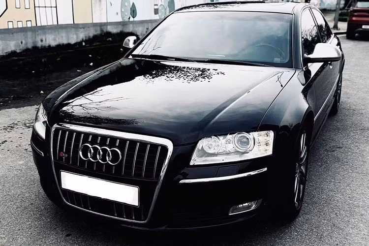 Mới đây, trên thị trường ôtô cũ Việt xuất hiện một chiếc Audi S8 hạng sang đời 2008 hiếm hoi đang được rao bán với mức giá chỉ hơn 500 triệu đồng. Chiếc xe đã lăn bánh gần 100.000 km và được xem là một trong những chiếc Audi S8 thế hệ thứ hai hiếm hoi tại Việt Nam.