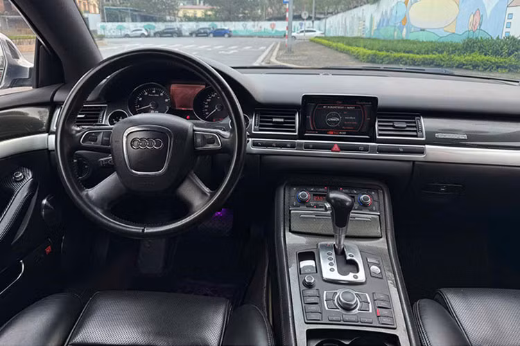 Bên trong khoang nội thất, chiếc Audi S8 được bảo quản khá tốt so với tuổi đời. Da ghế vẫn căng, ít vết nhăn, chứng tỏ xe được chủ cũ giữ gìn cẩn thận. Xe trang bị ghế trước chỉnh điện đa hướng và sưởi ấm, màn hình giải trí có thể ẩn vào trong táp-lô, điều hoà riêng biệt cho hàng ghế sau.