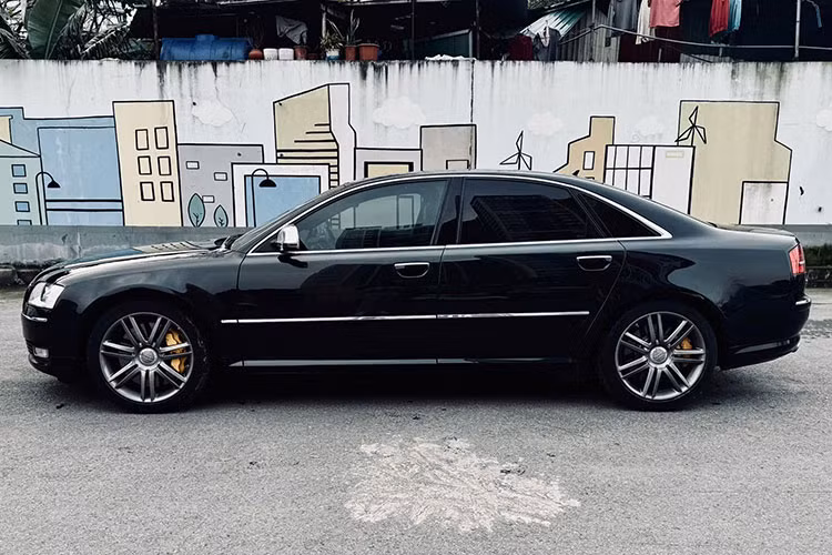 So với những chiếc xe sedan Audi A8 cùng thế hệ trên thị trường xe cũ, Audi S8 hạng sang 2008 có giá cao hơn đáng kể. Trong khi những chiếc Audi A8 cùng đời chỉ có giá mềm hơn, mức giá hơn 500 triệu đồng cho chiếc S8 được đánh giá là khá cao.