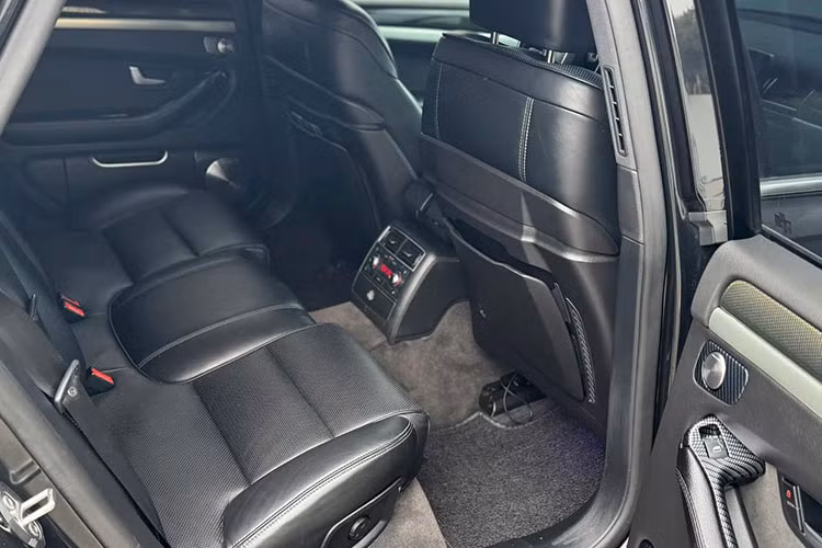 Với mức giá xe Audi S8 2008 rao bán hơn 500 triệu đồng trên sàn xe cũ, chiếc Audi S8 2008 này được xem là sự lựa chọn đối với những người yêu thích xe hiếm, động cơ V10 mạnh mẽ cùng thiết kế thể thao.