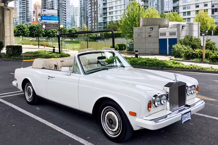 Theo bảng giá tính phí trước bạ bổ sung vừa được Bộ Tài chính công bố, mẫu xe siêu sang Rolls-Royce cũ mang tên Corniche có giá tính phí trước bạ lên tới 41,906 tỷ đồng, kéo theo mức phí trước bạ phải nộp lên tới hơn 5 tỷ đồng nếu ở Hà Nội và gần 4,2 tỷ đồng nếu ở TP HCM và các tỉnh/thành khác.