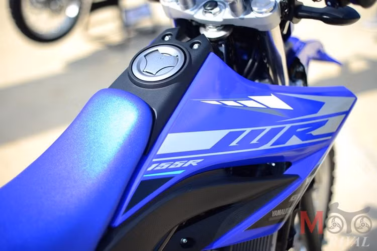 Yamaha WR155 2020 sở hữu chiều dài rộng cao lần lượt là 2.145 mm x 840 mm x 1.20 0mm với chiều cao yên là 888mm, trọng lượng xe chỉ 134kg cùng bình xăng lớn 8,1 lít. Xe sẽ được trang bị thông số vành chuẩn Enduro với vành sau 18 inch và trước là 21 inch cùng lốp nguyên bản là lốp Dual Sport đa dụng. Hệ thống an toàn trên chiếc xe sẽ được cung cấp cặp phanh đĩa trước sau với dạng đĩa đơn, không có ABS cùng kích thước lần lượt là 240mm phía trước và 220mm ở phía sau.
