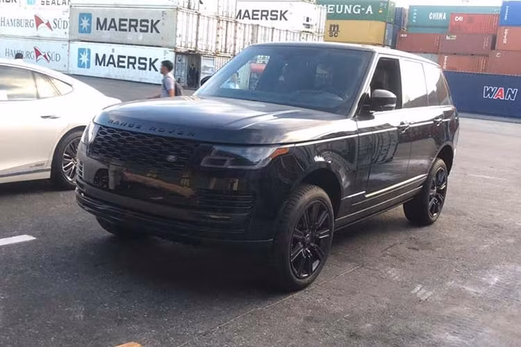 Sau những chiếc SUV hạng sang Range Rover HSE đời 2018 với màu đỏ nho và màu sơn trắng cập bến trước đó, một công ty nhập khẩu tư nhân tại Hà thành vừa "khui công" một chiếc thuộc phiên bản Black Design được cho đầu tiên cập bến thị trường Việt Nam theo dạng nhập khẩu tư nhân. 