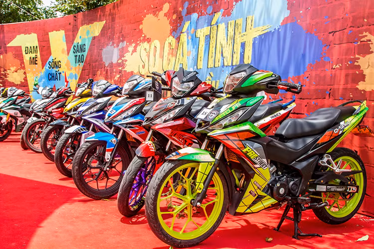 Hon 600 "xe no" Honda Winner 150 lan banh tai Ha Noi