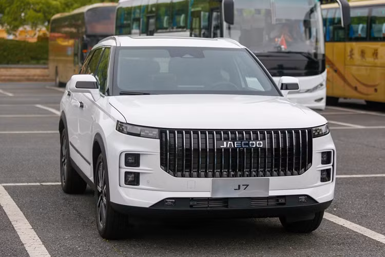 Jaecoo J7 PHEV cũng được trang bị các tính năng an toàn chủ động ADAS như cảnh báo tiền va chạm, tự động phanh tránh va chạm, cảnh báo điểm mù, hỗ trợ giữ làn đường và cảnh báo chuyển làn, camera toàn cảnh, điều khiển hành trình thích ứng, đèn pha thích ứng thông minh, 10 túi khí… Theo một số tư vấn bán hàng, Jaecoo J7 PHEV sẽ ra mắt tại Việt Nam vào ngày 15/1 tới đây. 