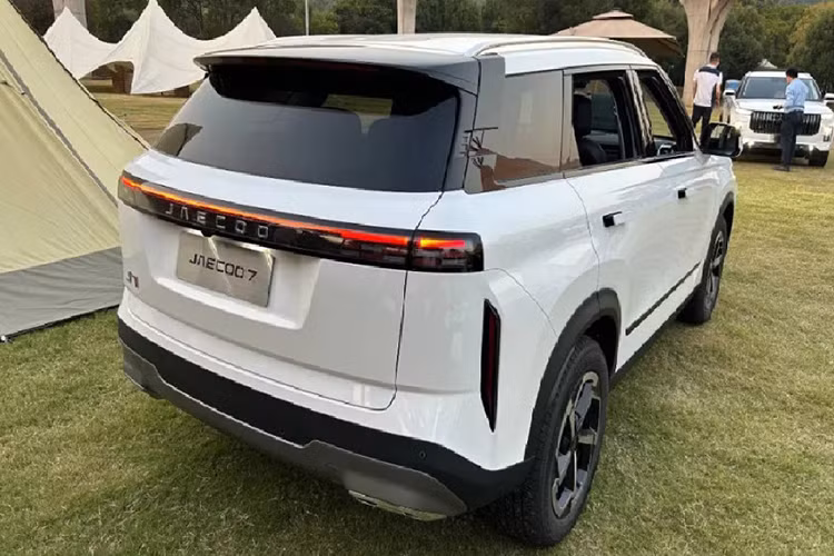 Với khối pin tích hợp, Jaecoo J7 PHEV 2025 mới có thể di chuyển quãng đường thuần điện lên đến 88 km. Trong khi vận hành ở chế độ Hybrid kết hợp động cơ xăng &amp; điện, Jaecoo J7 PHEV có thể di chuyển lên đến 1.200 km với một bình nhiên liệu.