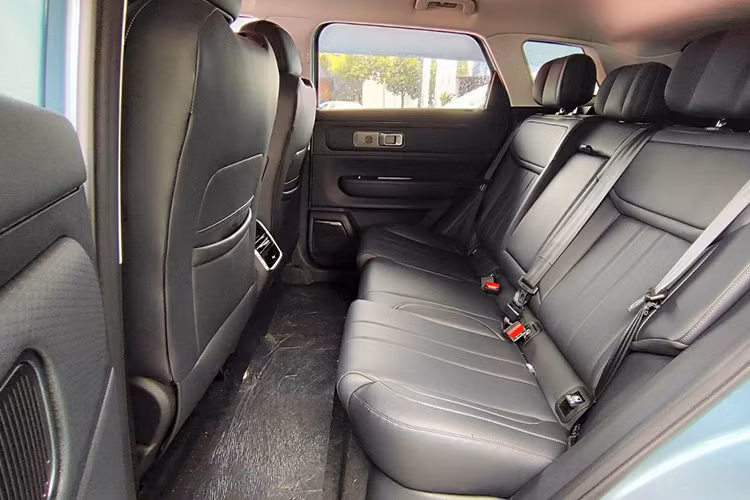 Nhà sản xuất đặc biệt chú trọng vào khả năng off-road của Jaecoo J7, theo số liệu chính thức, khoảng sáng gầm của xe là 200mm, khả năng lội nước là 600mm, góc tiếp cận 21 độ và góc thoát 29 độ. Đối với những người quan tâm đến tính thực dụng thì Jaecoo 7 có sức kéo tối đa 1.300 kg, tải trọng mui xe là 75 kg và dung tích khoang hành lý là 412 lít.