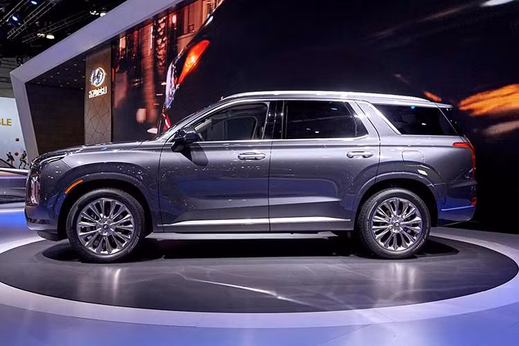 Chiếc SUV 8 chỗ Palisade 2020 mới này của Hyundai được lấy cảm hứng từ những dải vách đá bờ biển kỳ vĩ ở Pacific Palisades - một vùng giàu có và tươi đẹp nằm gần Westside của Los Angeles, California. Là một tân binh, đến muộn trong phân khúc, Hyundai phân tích kỹ lưỡng các đối thủ để đem lại những lợi thế cho mẫu xe mới của mình, tích hợp nhiều công nghệ hiện đại trong cả vận hành, tiện ích lẫn an toàn.