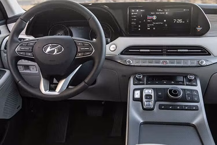 Bên trong nội thất của Hyundai Palisade 2020 sẽ là không gian lý tưởng cho những người mua xe để phục vụ gia đình. Xe có các cấu hình 7 chỗ hoặc 8 chỗ tuỳ nhu cầu, sử dụng các chất liệu nội thất cao cấp hơn SantaFe để khẳng định vị thế sang trọng, toàn bộ ghế bọc da Nappa, đi kèm nhiều chi tiết ốp kim loại và gỗ hạng sang.