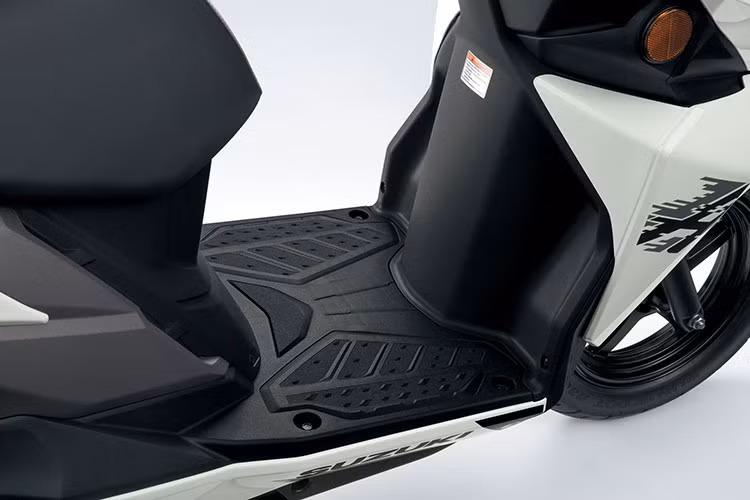 Suzuki Avenis 2025 có chiều dài cơ sở 1.265 mm với tổng thể dài x rộng x cao lần lượt là 1.895 x 710 x 1.175 mm. Với chiều cao yên 760 mm và khoảng sáng gầm xe 160 mm, mẫu xe này rất phù hợp để di chuyển linh hoạt trong thành phố.