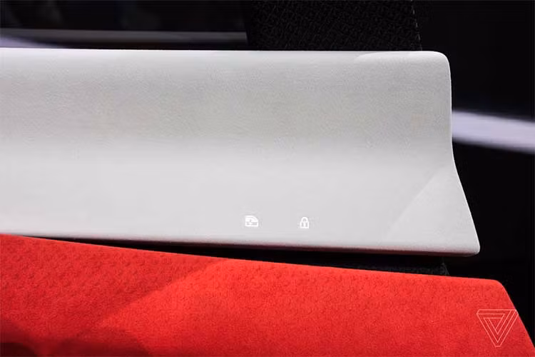 Xmotion yêu cầu vân tay để có thể truy nhập tương tự chiếc điện thoại thông minh. Khi người lái chạm vào máy quét vân tay trên bảng điều khiển, xe sẽ tự động mở theo hình dáng kiểu cá Koi Nhật Bản và đón chào như một trợ lý cá nhân ảo.
