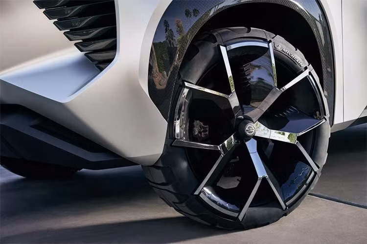 Bộ vành hợp kim 21 inch hình chữ U trông khá thú vị kết hợp cùng bộ lốp mà Nissan cho là có thể chạy trên mọi địa hình được phát triển bởi Michelin. Bên cạnh đó, mẫu xe ý tưởng Xmotion cũng được trang bị hệ thống dẫn động bốn bánh của Nissan.