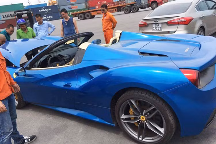 So với phiên bản 488 GTB, kiểu dáng thiết kế của phiên bản mui trần vẫn duy trì ngôn ngữ chung với cụm đèn pha mới, hốc hút gió lớn phía trước được chia làm 3 khoang. Ngoài ra, 2 bên sườn xe còn được bố trí 2 hốc gió lớn dẫn thẳng tới khoang động cơ.