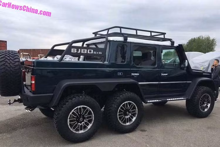 Việc Beijing Auto mượn thiết kế xe Mercedes-Benz cũng không lạ vì hai hãng này là đối tác của nhau tại Trung Quốc. Được biết, Beijing Auto BJ80 6x6 chính là phiên bản 3 cầu 6 bánh của mẫu xe bán tải BJ80 tại thị trường Trung Quốc.