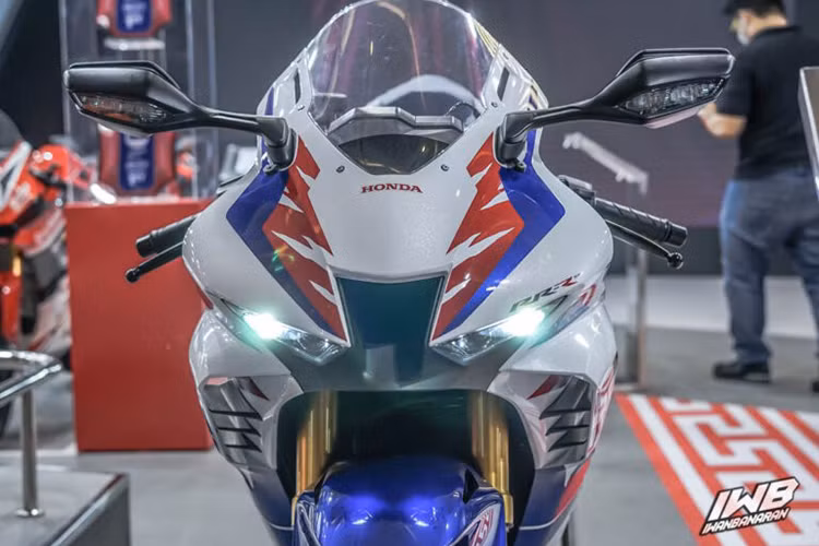So với phiên bản Honda Fireblade SP 2022 hiện đang bán ra tại Việt Nam, bản kỷ niệm CBR1000RR-R SP 30th Anniversary 2022 có dàn áo được phối màu và tem xe đặc biệt với màu Trắng chủ đạo cùng bộ tem Xanh và Đỏ truyền thống, lấy cảm hứng từ chiếc CBR900RR Fireblade ra đời cách đây 30 năm.