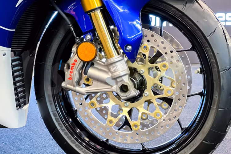 Ngoài màu sắc thể hiện bản kỷ niệm, siêu môtô Honda CBR1000RR-R Fireblade SP 30th Anniversary không có nâng cấp nào khác về trang bị so với bản SP nguyên bản. Cụ thể, xe vẫn sử dụng hệ thống treo Ohlins cao cấp gồm phuộc hành trình ngược Ohlins NPX 43 mm và giảm xóc đơn TTX36 ở sau.