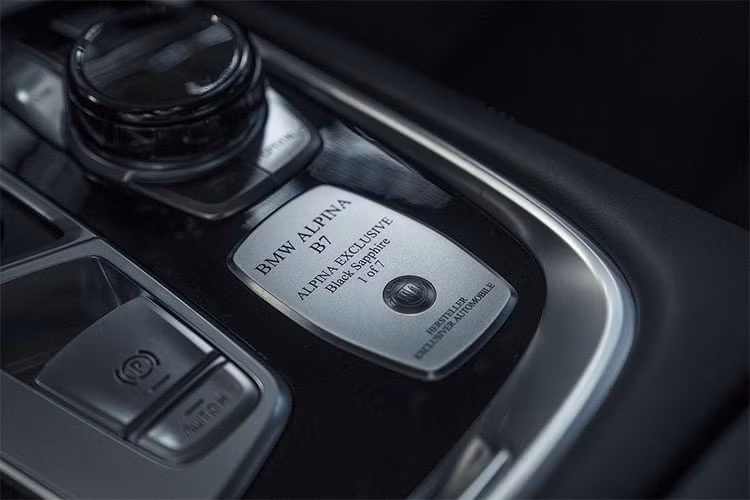 Sức mạnh của mẫu xe Alpina B7 Exlusive Edition đến từ cụm động cơ 4.4l tăng áp kép V8 của BMW, Alpina đã cải tiến hàng loạt các chi tiết như turbo, dàn tản nhiệt, piston, ống xả thể thao… để đạt công suất tối đa lên tới 592 mã lực và mô-men xoắn cực đại 800Nm.