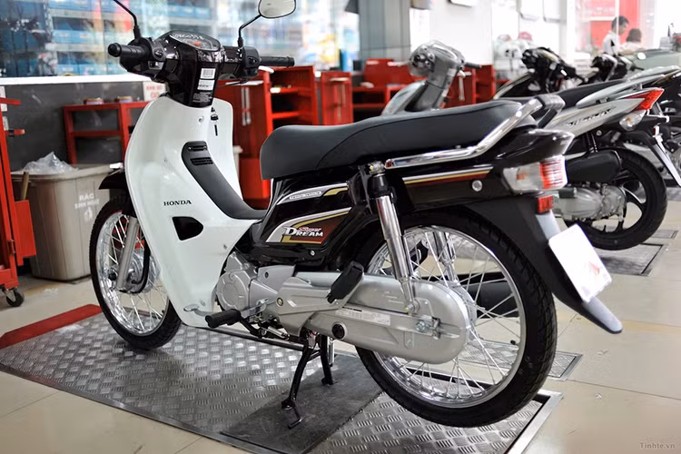 Nhằm tạo sức hút trước sự ra mắt của nhiều mẫu xe từ các thương hiệu khác, Honda Việt Nam cho ra mẫu Super Dream 2010 với một số cải tiến về thiết kế như thay đổi kiểu đèn pha halogen sáng hơn, ống xả được thiết kế lại an toàn hơn... nhưng động cơ vẫn như cũ. Trong khoảng thời gian này, vào 2012, Honda Thái Lan lại cho ra mắt mẫu Honda Dream 110i với việc trang bị động cơ phun xăng điện tử, dung tích 110cc.