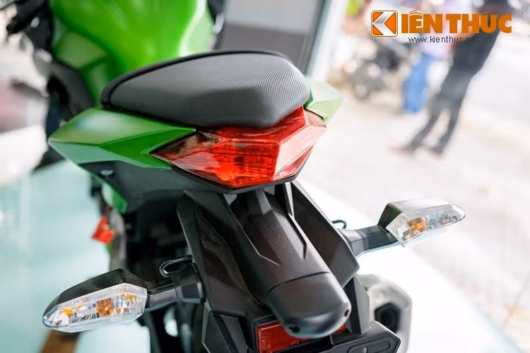 Phần đuôi Z300 tương đối giống Ninja 300 với đèn hậu vuốt nhọn, xi nhan hạ thấp gắn vào dè sau phía trên pad biển số. Chiều cao yên vẫn giữ mức 785 mm. Bình xăng cùng dung tích 17 lít với Ninja 300.