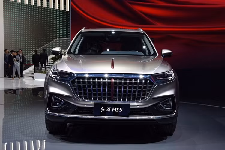 So với phiên bản concept, Hồng Kỳ HS5 đương nhiên sở hữu một số điểm khác biệt trong thiết kế sao cho phù hợp với xe thương mại hơn. Theo đó, HS5 cũng được trang bị lưới tản nhiệt thác nước với những nan mạ crôm nằm dọc vốn là đặc trưng của thương hiệu ôtô Hồng Kỳ.