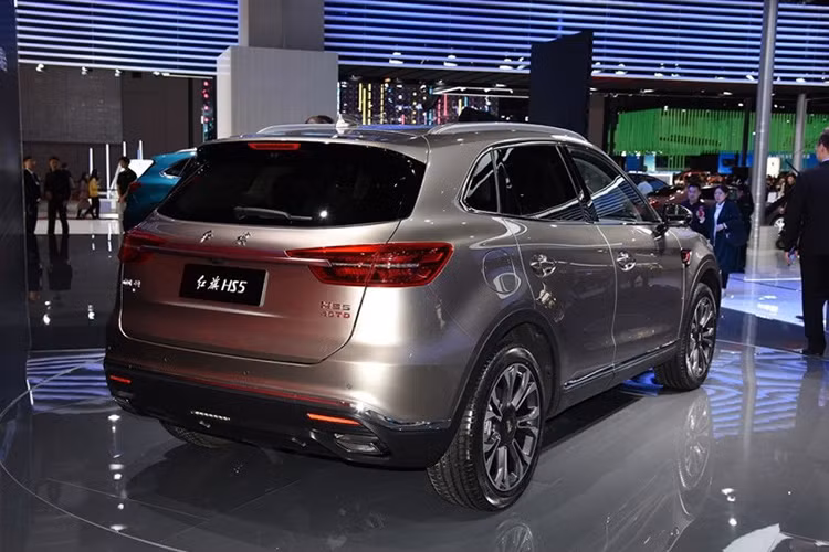 Dự kiến, giá xe Hồng Kỳ HS5 sẽ được bán ra tại thị trường Trung Quốc vào tháng 5 năm nay với mức khởi điểm từ khoảng 200.000 Nhân dân tệ (tương đương 692 triệu đồng). 