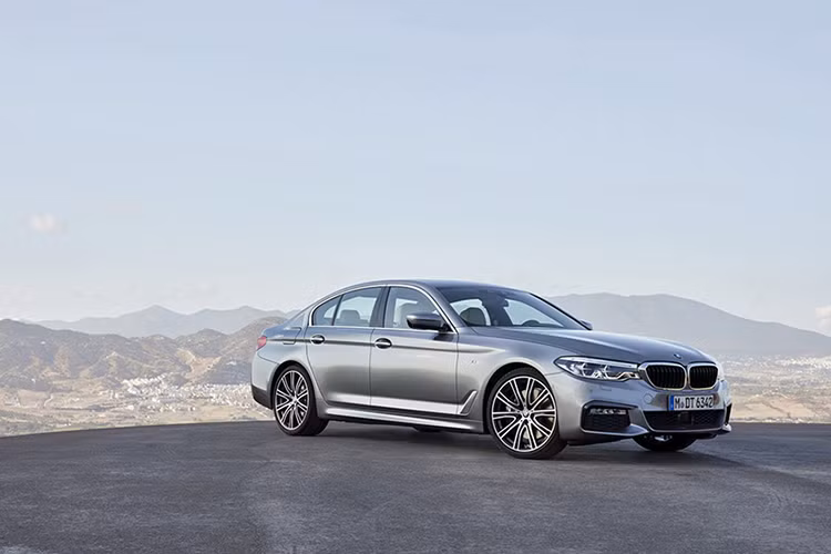 Mẫu xe sedan BMW 5-Series mới sẽ được xây dựng trên khung cầm CLAR. Đây là một trong những mẫu xe đáng chú ý nhất của BMW từng ra mắt gần đây. Xe sở hữu hàng loạt cải tiến về thiết kế nội - ngoại thất.