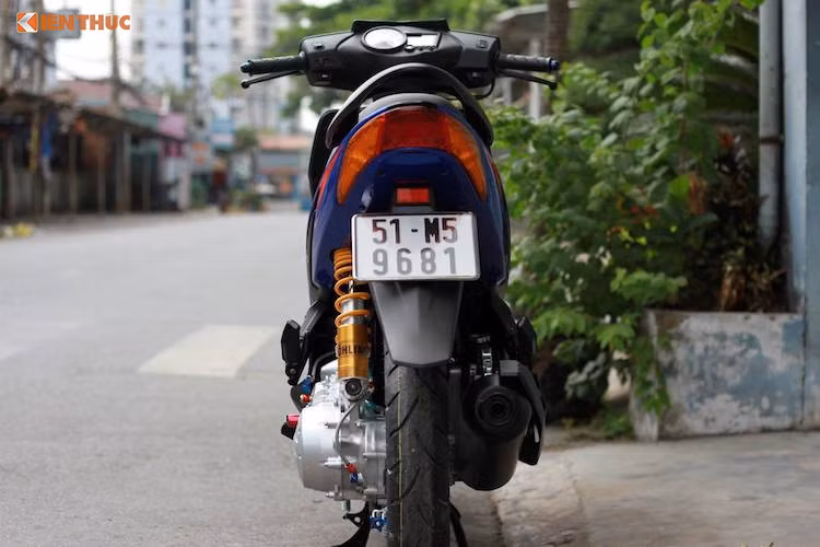 Bị "lu mờ" bởi những phiên bản Click 125i hay Vario từ các nước Đông Nam Á khác hay những mẫu xe tay ga mang công nghệ mới hiện nay, tuy nhiên chiếc xe ga giá rẻ Honda Click 110 vẫn trở nên rất hấp dẫn khi được dân chơi xe máy Sài Gòn độ lại.
