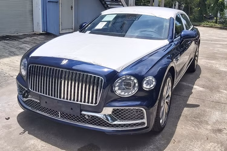 Giá xe Bentley mới nhất tại Việt Nam dành cho phiên bản Flying Spur First Edition 2020 dự kiến khoảng hơn 30 tỷ đồng. Được biết, dòng xe Bentley Flying Spur First Edition 2020 chỉ sản xuất giới hạn trong 12 tháng và hiện đã không còn sản xuất.