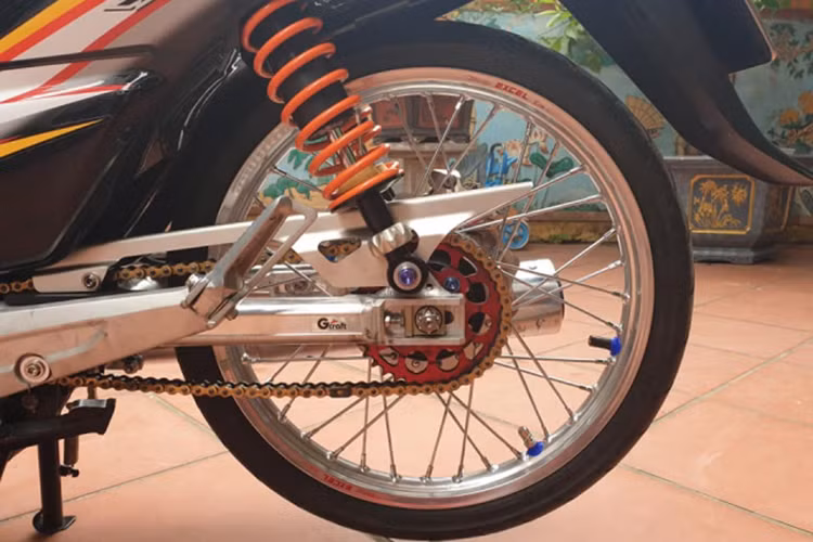 Dàn chân sau của xe bên cạnh bộ pát nhôm sáng bóng là chú heo dầu Brembo Billet kết hợp cùng đĩa Galfer tạo cho chiếc xe sự sang trọng bật nhất khi nhìn ngắm từ phía sau, ngoài ra ta cũng không quên nhắc tới bộ niềng nhôm Excel chữ đỏ đang là một thương hiệu nổi tiếng làm mưa làm gió trong giới chơi bánh căm hiện nay.