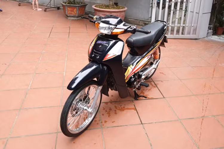 Vốn là mẫu xe thường được người dân Việt sử dụng cho nhu cầu đi lại hàng ngày nhưng khi rơi vào tay của dân chơi xe, Honda Wave cũng có thể trở thành một chiếc xe đầy phong cách. Với một loạt phụ tùng "hàng hiệu", một biker Hà Nội đã "dọn kiểng" xe máy Honda Wave Thái, khiến chiếc xe không mất đi vẻ đẹp nguyên bản nhưng đã trở nên nổi bật hơn.
