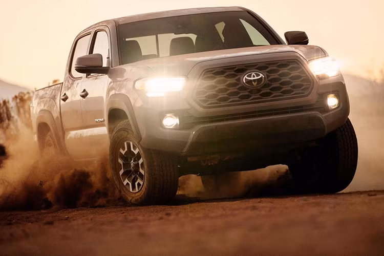 Trong đó các phiên bản cao hơn như: TRD Sport, TRD Pro hay Limited sẽ dùng máy xăng V6 3.5L ~278 mã lực và mô-men xoắn cực đại 359Nm. Cả hai phiên bản động cơ đều sử dụng hộp số tự động 6 cấp (6 AT), trong đó ở phiên bản động cơ V6 có thêm tùy chọn hộp số tay 6 cấp (6 MT) dành cho người yêu thích lái xe truyền thống.
