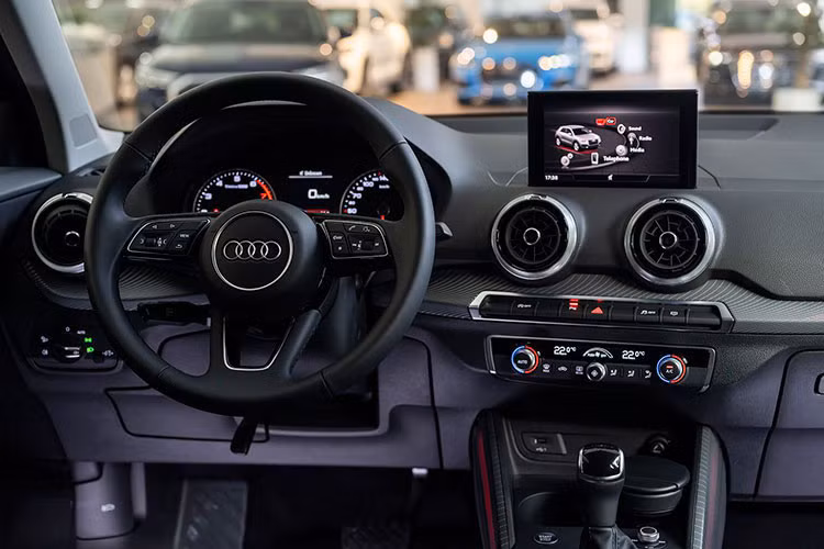 Audi cũng đã tinh chỉnh hệ thống treo và hệ thống đánh lái, giúp gia tăng cảm giác lái thú vị hơn. Gầm cao 200 mm, trang bị hệ thống cân bằng điện tử tích hợp chế độ địa hình (off-road).