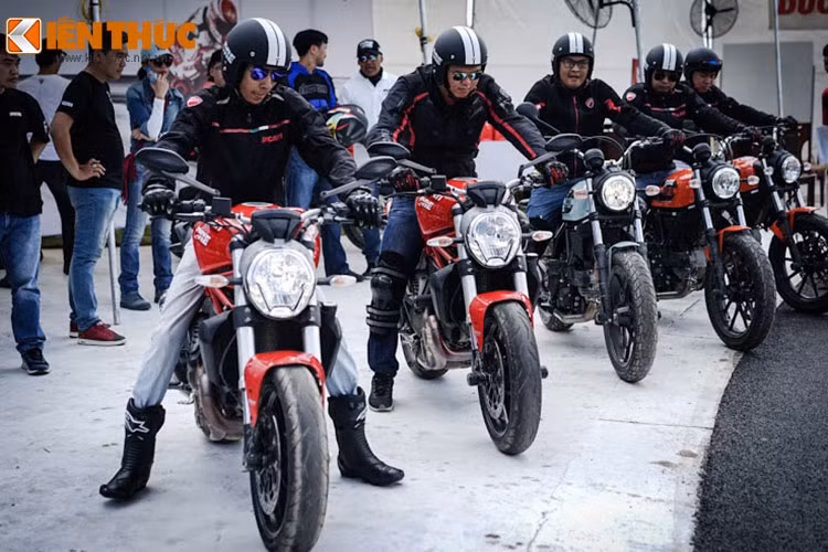 Chương trình đào tạo lái xe môtô DRE 2016 diễn ra tại Long An dưới sự hướng dẫn của các chuyên gia Ducati, đặc biệt là ông Henry Iu - người cũng đã từng có mặt tại Hà Nội trong sự kiện năm ngoái.