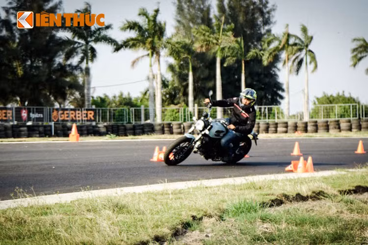 Bên cạnh đó là ba bài điều khiển cơ bản gồm giữ thăng bằng khi đi chậm nhất có thể, tăng tốc rồi phanh khẩn cấp và bài tập chạy tròn cùng đánh lái zic-zắc làm sao cho người điều khiển có thể thuần thục những kỹ thuật khó hơn này.