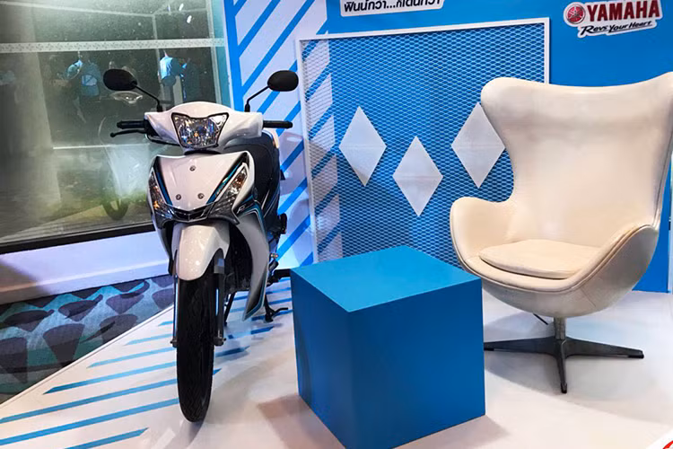 Mẫu xe máy Yamaha Finn 110 mới vừa ra mắt tại Thái Lan sở hữu các kích thước bao gồm chiều dài 1.940 mm, rộng 710 mm và cao 1.095 mm. Yên xe có chiều cao 775 mm khá phù hợp với vóc dáng người châu Á. Về cơ bản, mẫu xe máy phổ thông này khá tương đồng với "người anh em" Yamaha Sirius 110 tại Việt Nam "đối thủ" Honda Wave.
